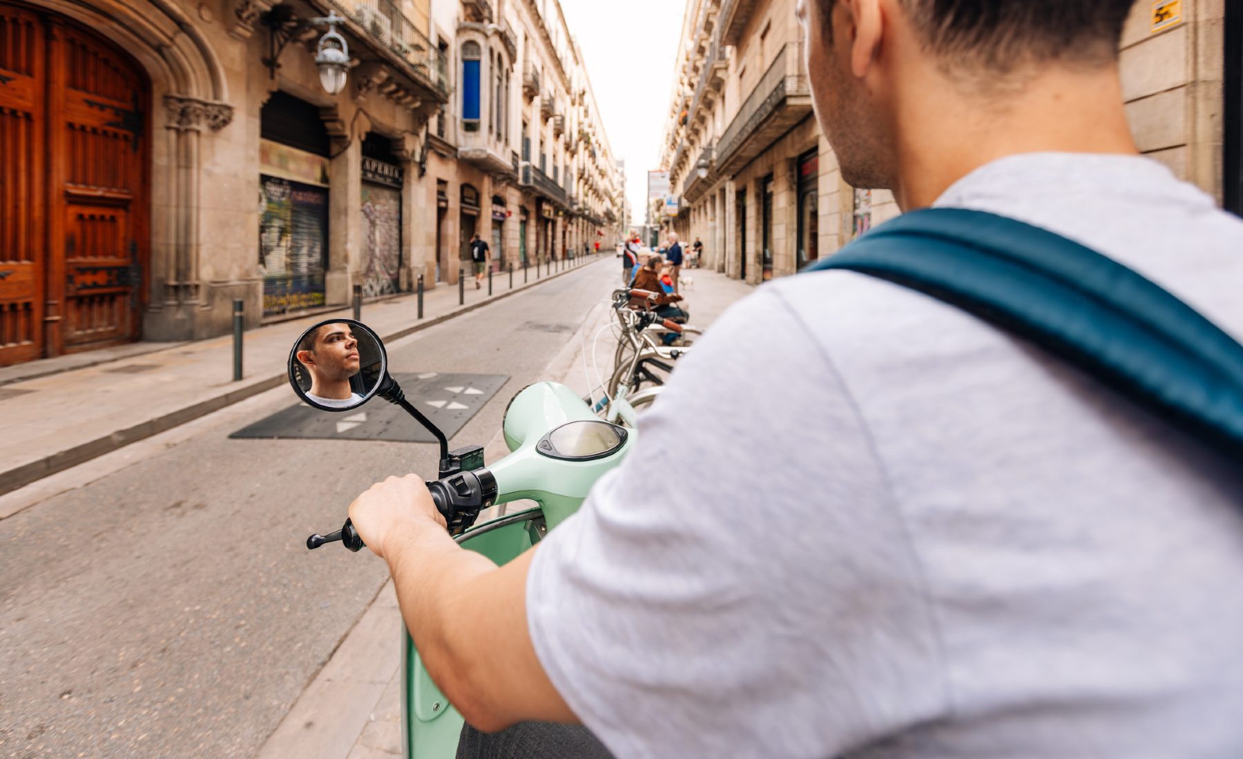 Moto subida a la acera Barcelona