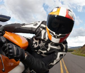 Motorista casco carretera