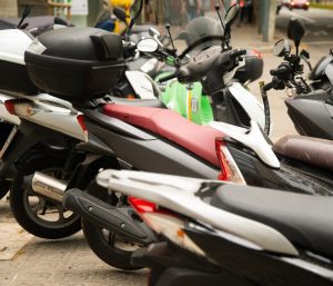 Motos aparcadas en la acera Barcelona