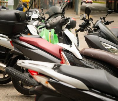 Motos aparcadas en la acera Barcelona