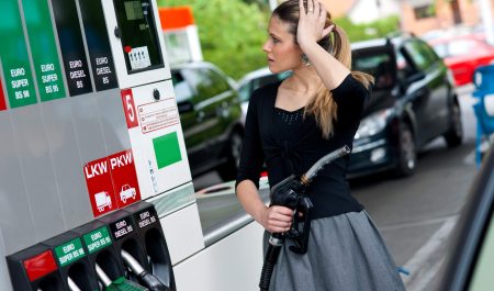 Mujer repostando combustible