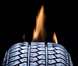 Neumático quemándose