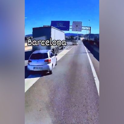 Persecución de riesgo en Barcelona: un conductor intenta huir de la Policía a lo 'GTA' y esto es lo que ocurre después