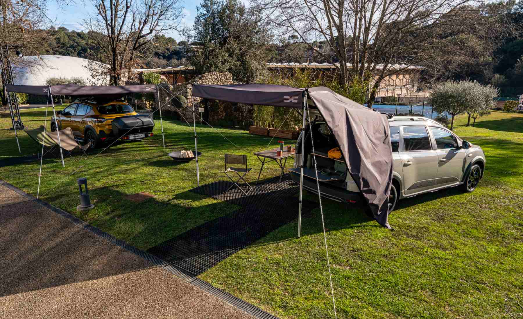 Sandero Stepway y Jogger con sus accesorios de acampada