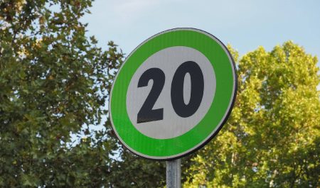 ¿Sabes qué significa esta señal verde que está en muchas carreteras? 