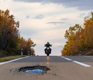 Socavón carretera moto