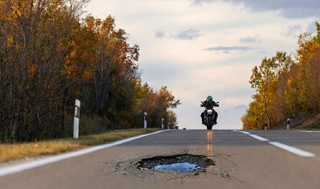 Socavón carretera moto