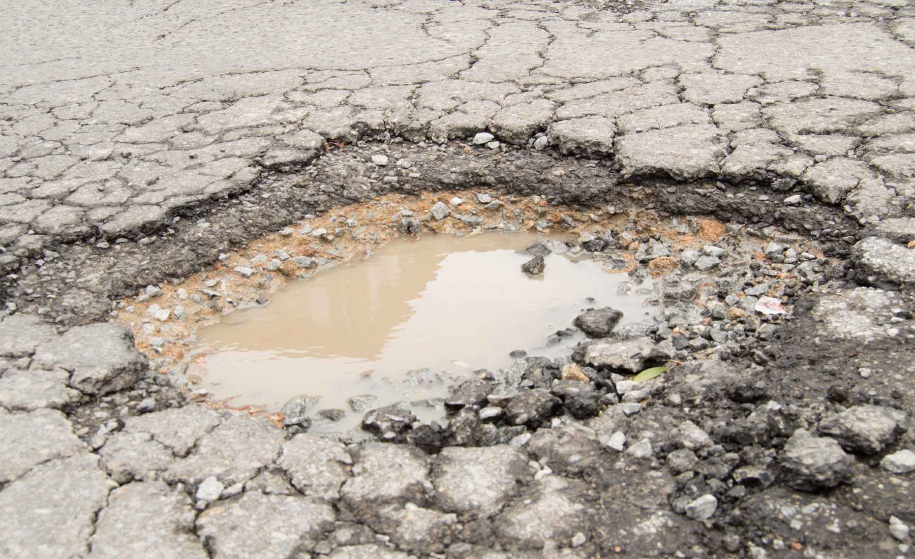 Socavón carretera lluvia