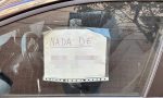 Cada vez más conductores pegan esta nota en los cristales del coche en Madrid y en Barcelona: tiene todo el sentido