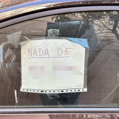Cada vez más conductores pegan esta nota en los cristales del coche en Madrid y en Barcelona: tiene todo el sentido