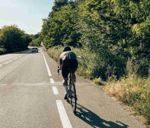 ciclista carretera arcen