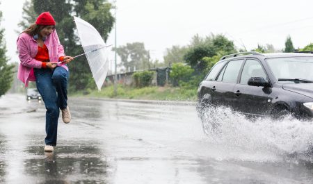 coche salpicar peaton