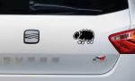 ¿Qué significado esconde esta oveja que llevan algunos conductores en su coche?