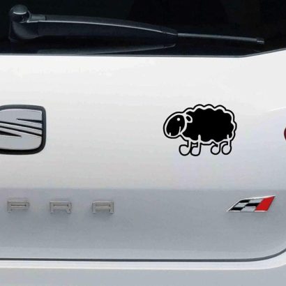 ¿Qué significado esconde esta oveja que llevan algunos conductores en su coche?
