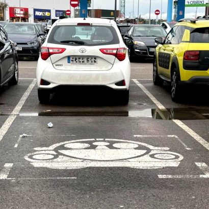 Así es la señal que está apareciendo en los parkings de los centros comerciales: y cuidado, porque que muchos la están interpretando mal