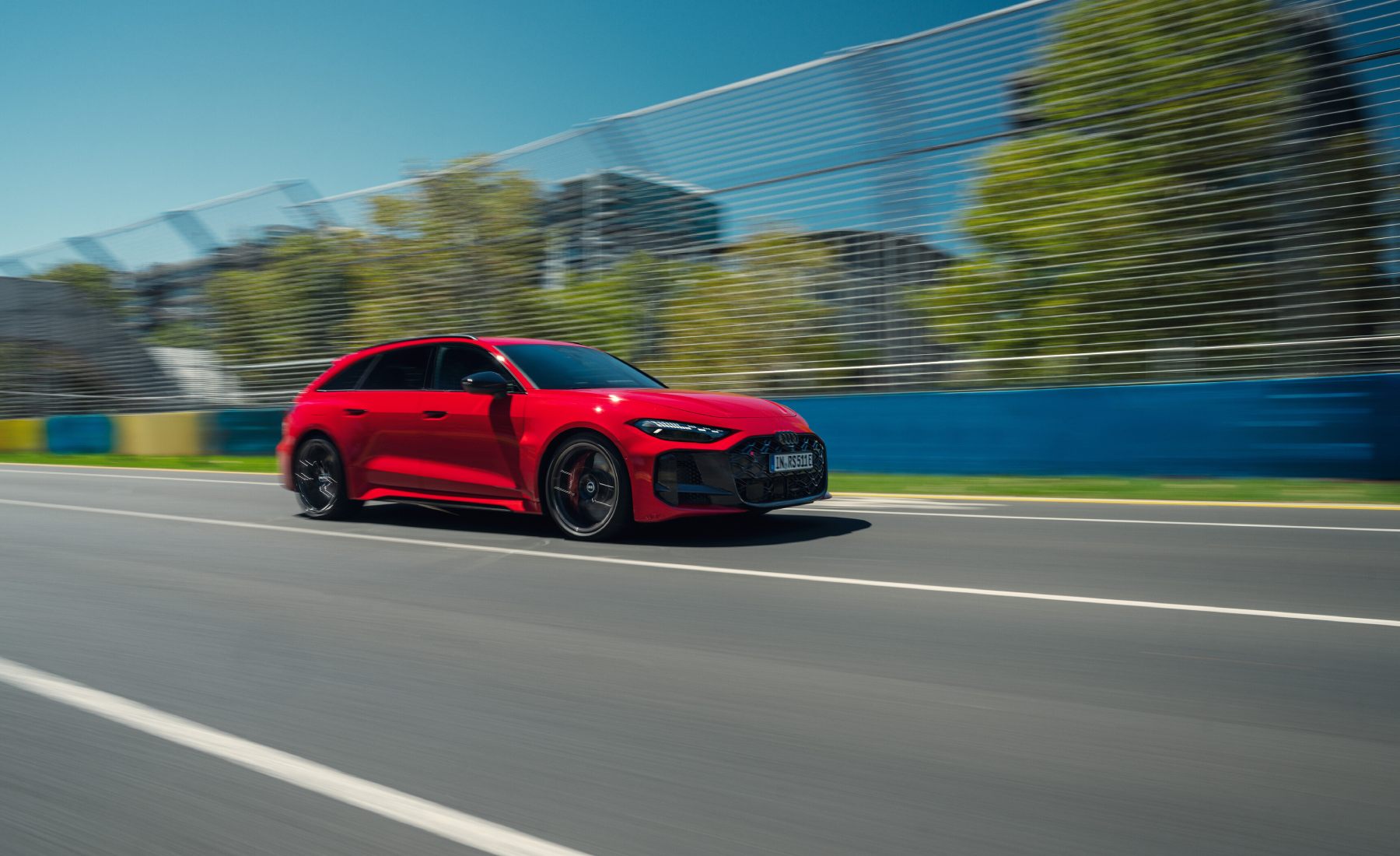El Audi RS 5 en acción en el circuito de Melbourne.
