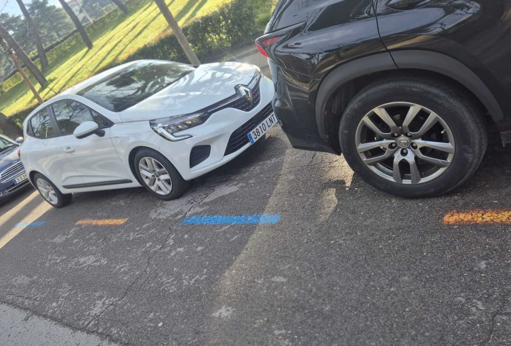 Coche aparcado Madrid línea azul y naranja