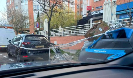 Coche quemado por contenedor