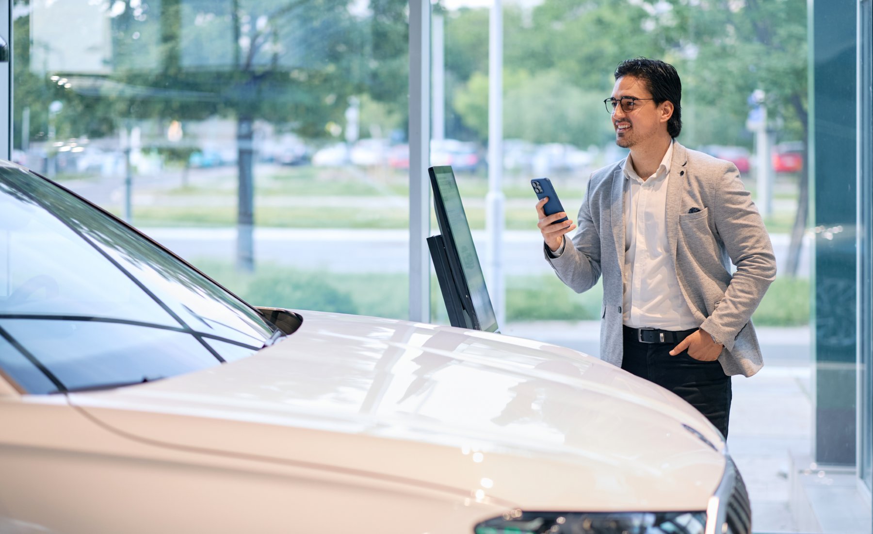 Comprador en el concesionario de coches