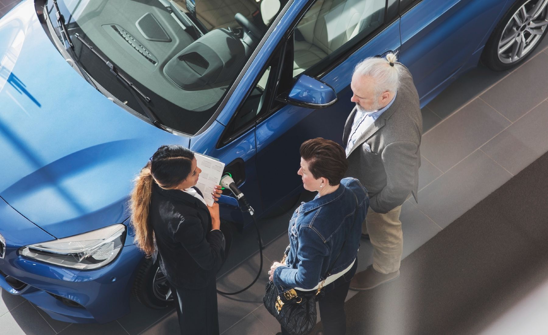 Concesionario coche eléctrico compradores