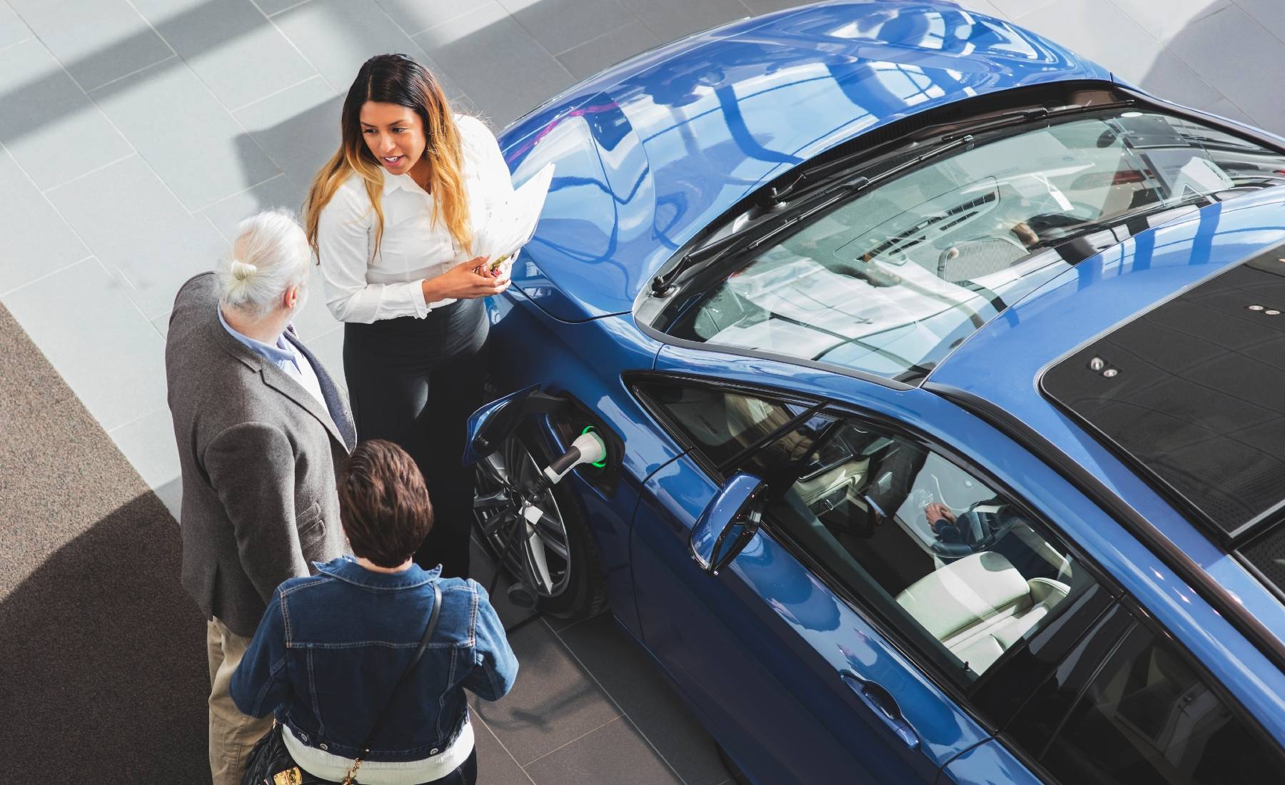 Concesionario compra coche eléctrico
