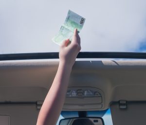 Dinero 100 euros conducir