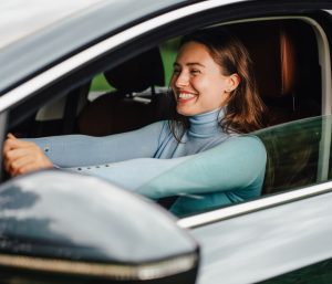 Feliz conduciendo coche nuevo