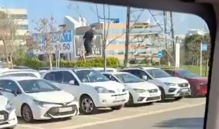 Joven aparcamiento Sant Cugat