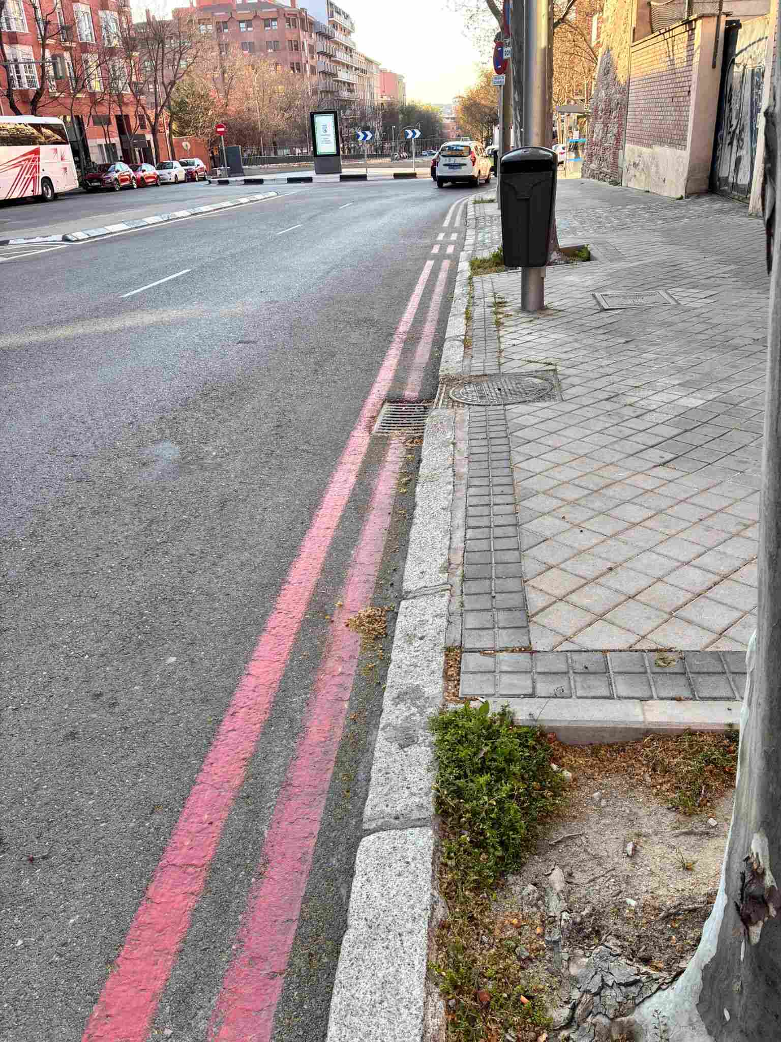 Línea roja continua