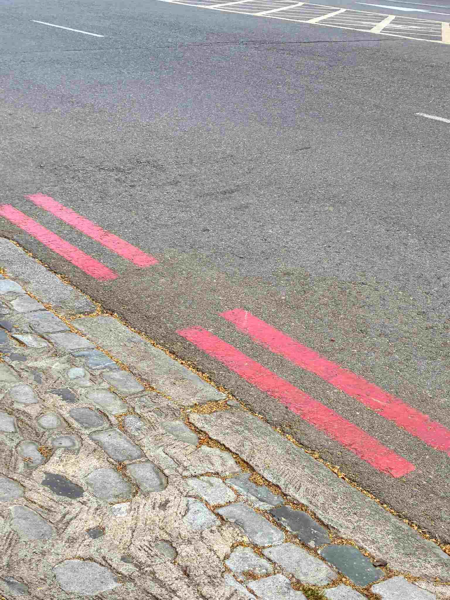 Línea roja discontinua