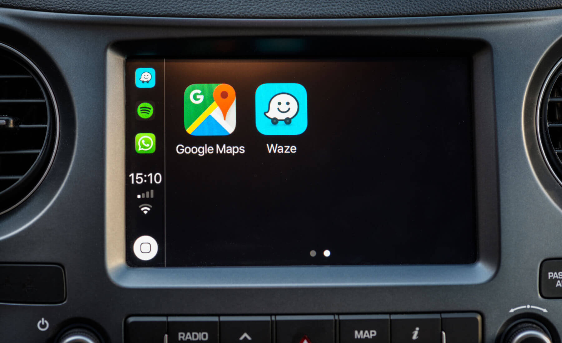Pantalla coche Google Maps y Waze