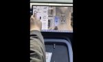 Este coche se aparca con solo arrastrarlo en la pantalla: el sistema que está sorprendiendo en redes