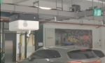 China reinventa el garaje: el robot que baja del techo, busca tu coche y lo carga sin que tú hagas nada 
