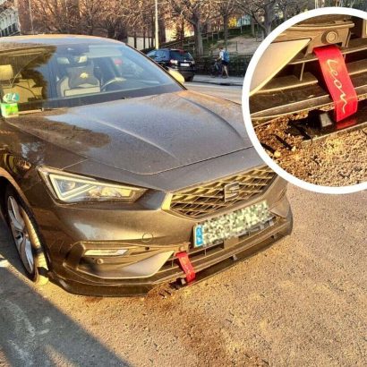 ¿Para qué sirve esta cinta que cuelga en el frontal de algunos coches? La llevan cada vez más y su función te sorprenderá