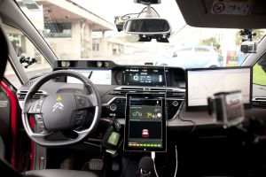 Puesto de conducción con los equipos de supervisión. Puesto de conducción con los equipos de supervisión.