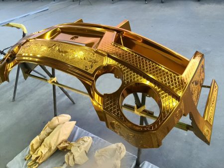 Oro cromado esculpido para el Nissan GT-R más llamativo