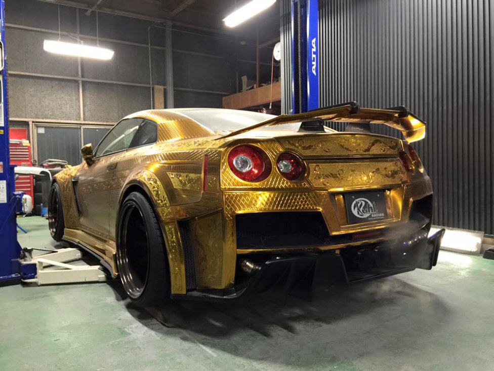 Oro cromado esculpido para el Nissan GT-R más llamativo