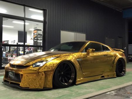 Oro cromado esculpido para el Nissan GT-R más llamativo