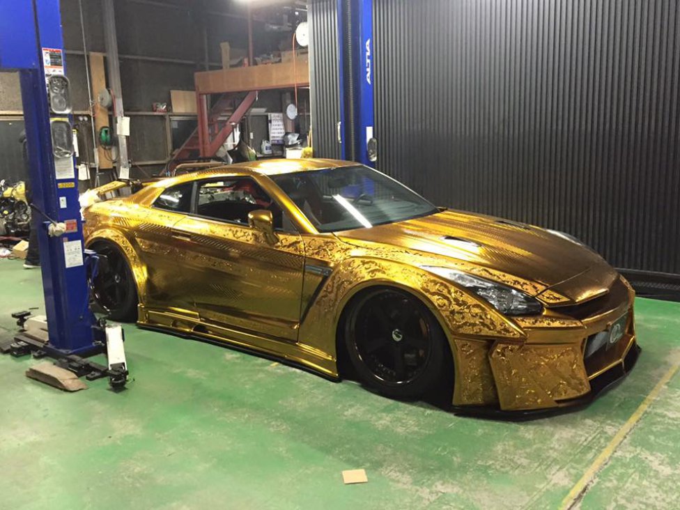 Oro cromado esculpido para el Nissan GT-R más llamativo