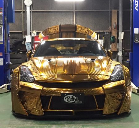 Oro cromado esculpido para el Nissan GT-R más llamativo