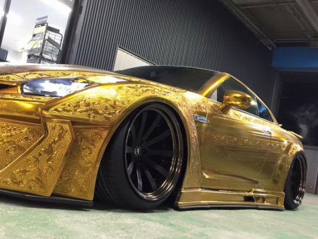 Oro cromado esculpido para el Nissan GT-R más llamativo