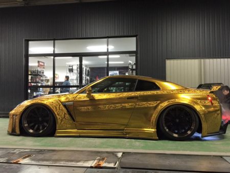 Oro cromado esculpido para el Nissan GT-R más llamativo