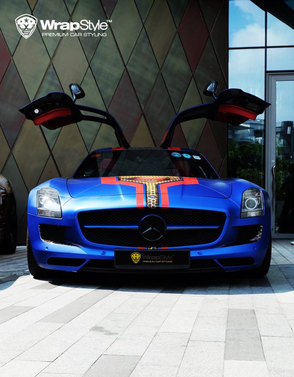 Superdeportivo de día y superhéroe de noche